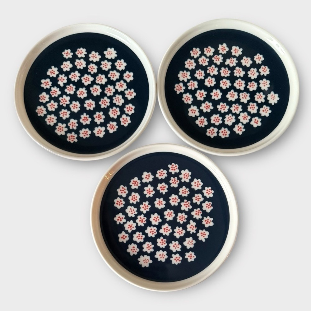 Three Marimekko Puketti Navy Rust Flower Plates 5-1/4"/13 cm Annika Rimala NWT - Picture 3 of 9